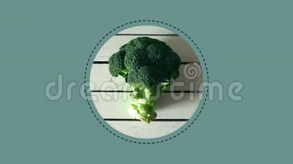 薄荷背景白色木桌上的蔬菜俯视图视频的预览图