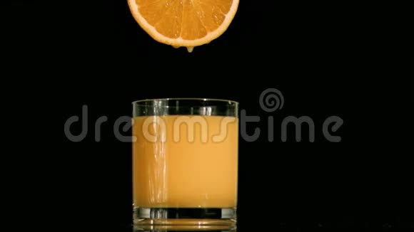 从满杯的橙片中缓慢下落视频的预览图