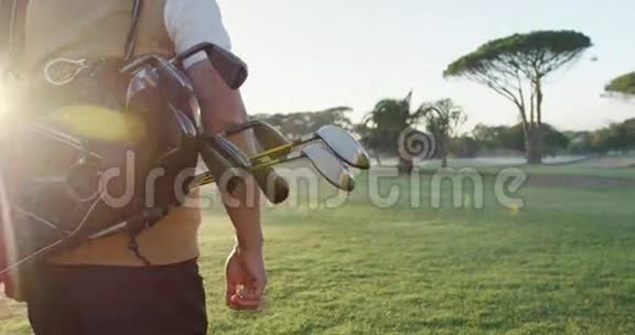 高尔夫球手提着他的高尔夫球袋视频的预览图