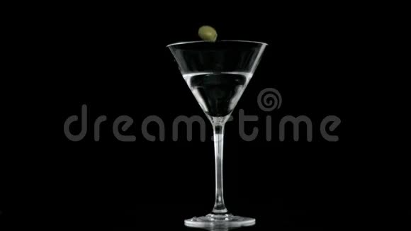 橄榄在超级慢动作中变成酒精饮料视频的预览图