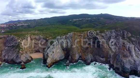 大西洋上令人惊叹的葡萄牙岩石海岸视频的预览图