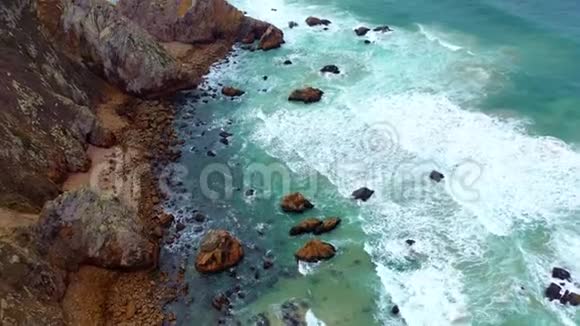 大西洋上令人惊叹的葡萄牙岩石海岸视频的预览图