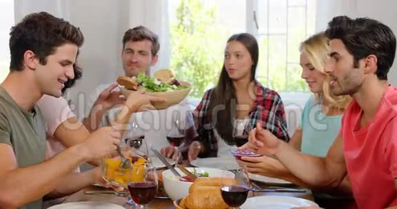 快乐的朋友一起吃健康的午餐视频的预览图