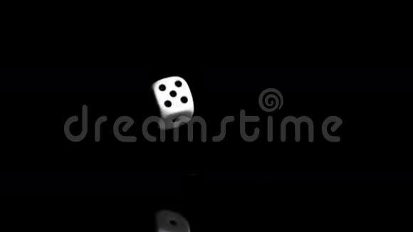 一个超级慢动作重键的白色骰子视频的预览图