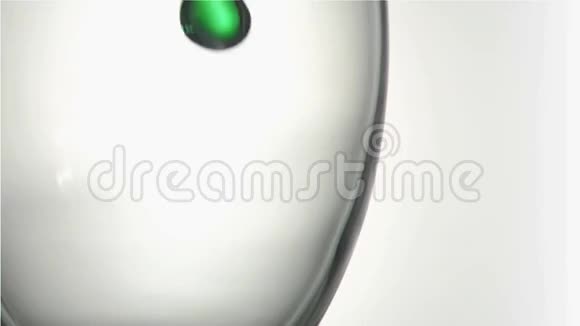 靠近绿色涓涓细流在一个超级缓慢的运动溅在玻璃视频的预览图