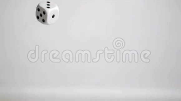 一个白色骰子在超级慢动作反弹和转向灰色地板视频的预览图