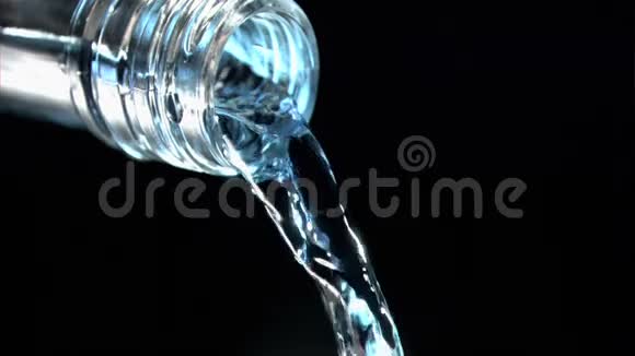 靠近涓涓细流在一个超级缓慢的运动中流动的玻璃瓶颈与蓝色反射视频的预览图