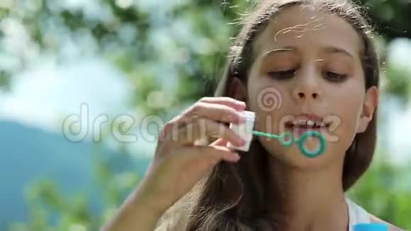 漂亮的女孩吹肥皂泡视频的预览图