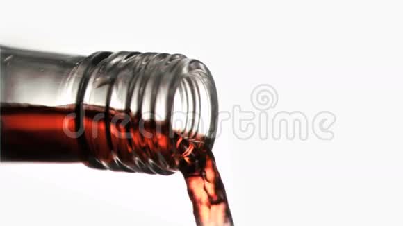 关闭红色液体在一个超级缓慢的运动流动的玻璃瓶颈视频的预览图