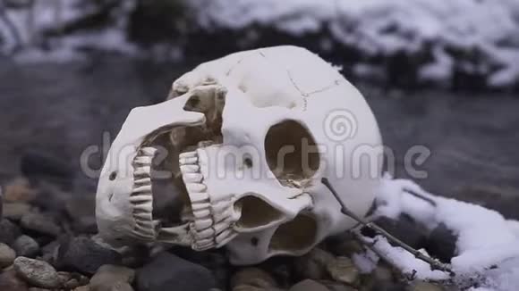 在河里关上骷髅水上死亡的概念视频的预览图