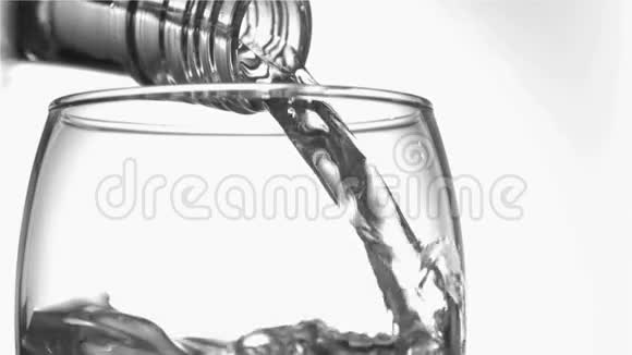 收拢涓滴的水在一个超慢的运动中流动玻璃瓶颈在半视半看视频的预览图