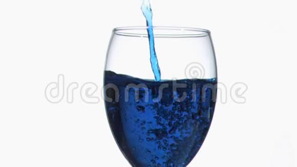 细蓝涓涓细流在一杯酒中缓缓流淌视频的预览图