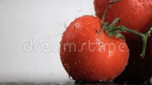 一串西红柿在喷水的过程中表现得非常慢视频的预览图