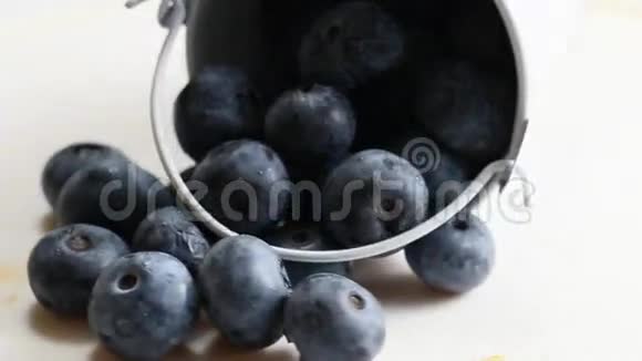 有薄荷叶的蓝莓视频的预览图