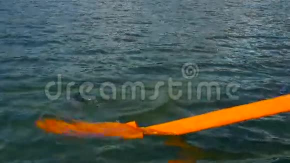 古老的木桨跃入湖水视频的预览图