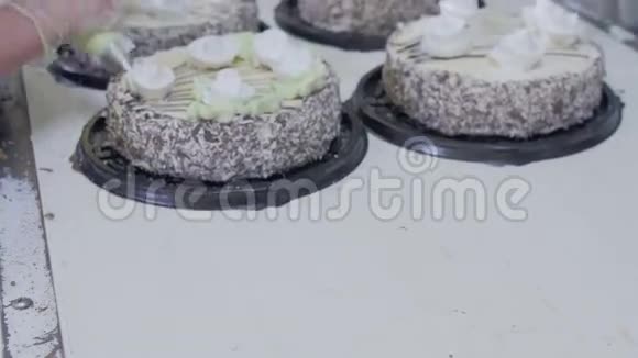 糕点厨师装饰蛋糕与巧克力奶油和糖在蛋糕生产工厂视频的预览图