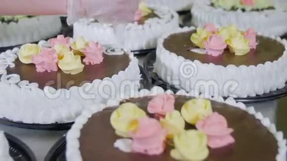 糕点厨师装饰蛋糕与巧克力奶油和糖在蛋糕生产工厂视频的预览图