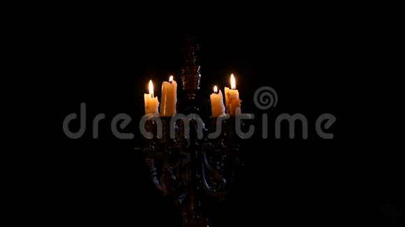 老式烛台上的蜡烛视频的预览图
