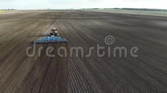 农业和收割机空中视频的预览图