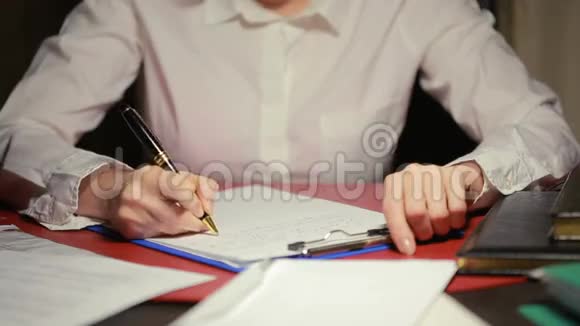 女人的手在纸上写一支钢笔视频的预览图