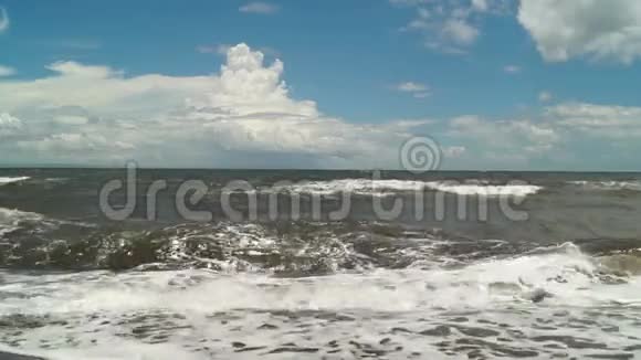 海水被温和的风吹进海滩视频的预览图