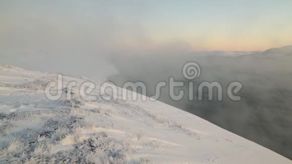 在一场严重的霜冻中薄雾汹涌的大海巴伦支海视频的预览图
