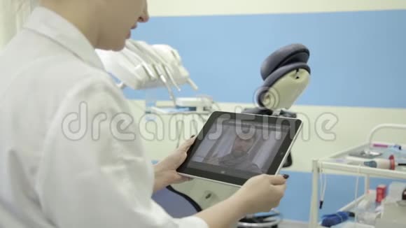 网上医疗咨询男性高级病人与医生聊天的视频PC平板电脑视频的预览图