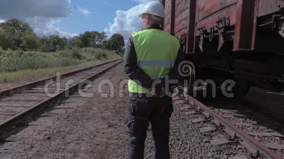 铁路工人与对讲机附近的货车视频的预览图