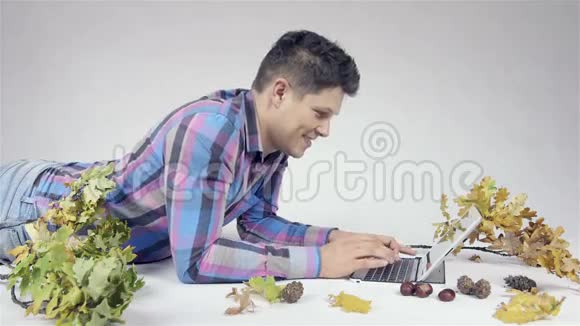 帅哥在工作室里用平板电脑白色背景视频的预览图
