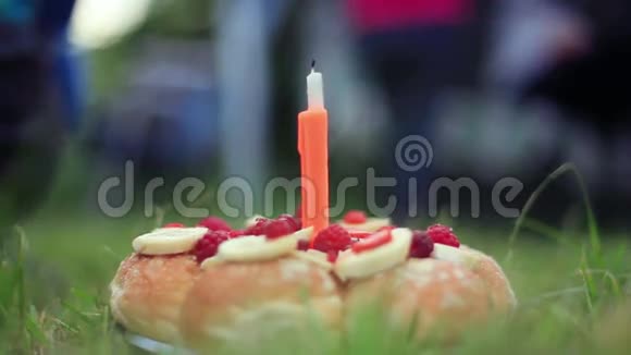 在公园里点燃的蜡烛形状像图一用蛋糕庆祝生日的第一年1920x1080视频的预览图