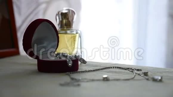 女人的香水摆在桌子上还有亲密的视频装饰视频的预览图