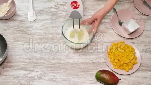 准备美味的芒果派和奶油视频的预览图