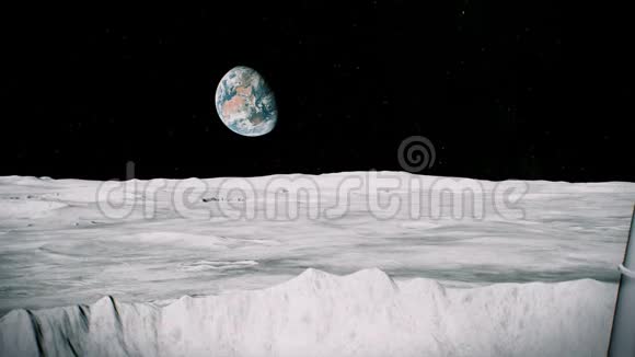 月球上的宇航员在着陆器附近的火山口敬礼3D背景动画视频的预览图