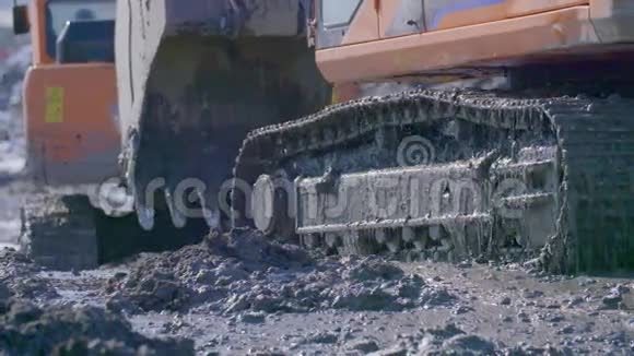 卡特彼勒挖掘机在越野上移动拍摄索尼FS7视频的预览图