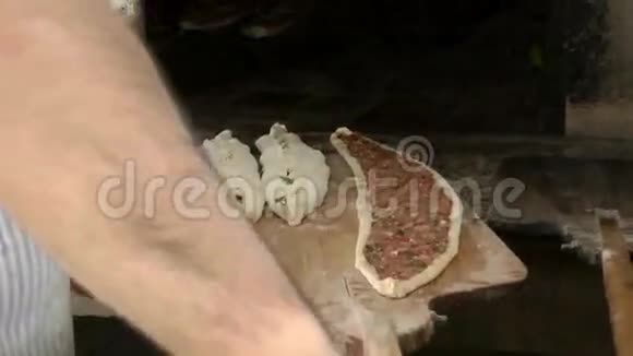 在烤箱里加土耳其肉皮塔视频的预览图