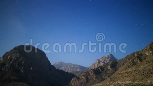 星星在山上伊斯坎德库尔塔吉克斯坦视频的预览图