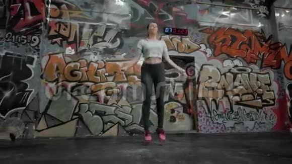 美丽的运动女性在交叉健身馆用跳绳锻炼女孩运动员跳跃视频的预览图