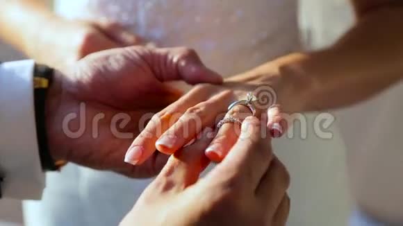 新郎戴新娘结婚戒指视频的预览图