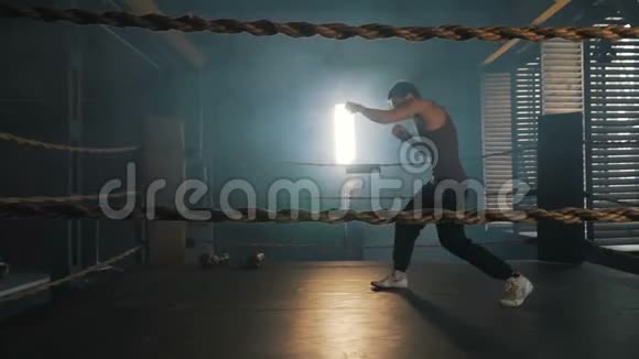 轻型拳击手在老式风格健身房的拳击训练视频的预览图