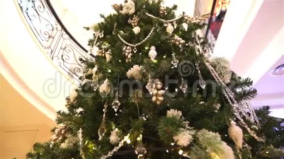 酒店大堂餐厅内大型圣诞树大厅里大理石背景上的圣诞树视频的预览图