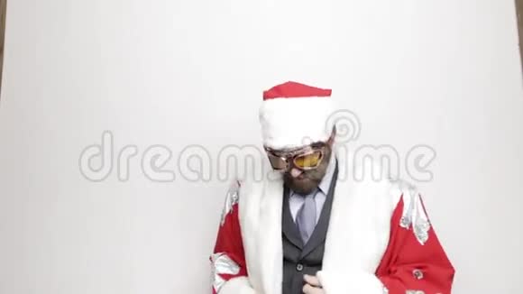 穿着圣诞老人服装的商人微笑着跳着滑稽的舞蹈视频的预览图