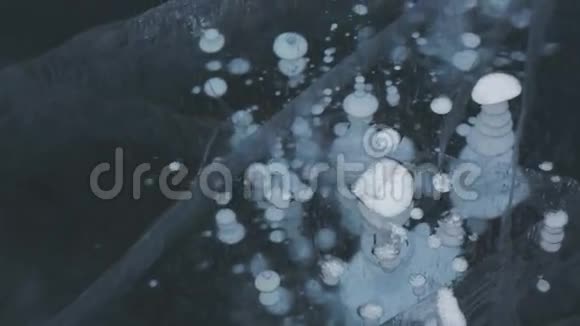 冻结气泡和透明冰的裂缝视频的预览图