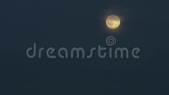 满月笼罩深蓝色的天空视频的预览图