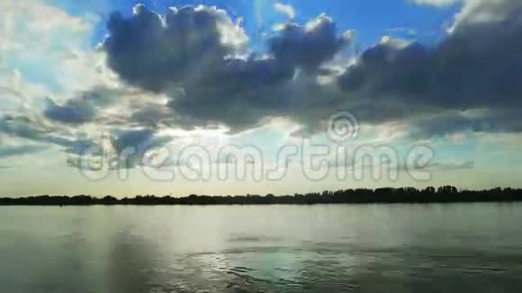 俄罗斯阿斯特拉罕附近的伏尔加河上日落时间推移视频的预览图