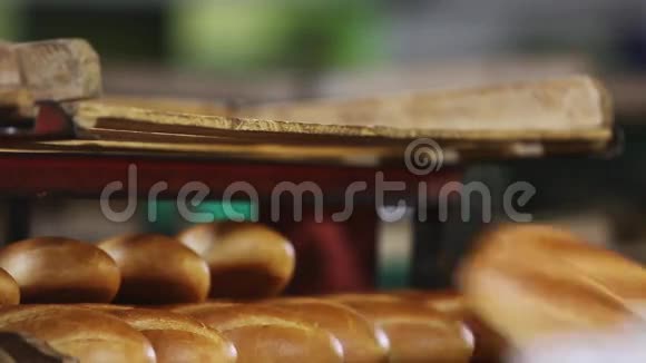面包店机械化面包店生产面包视频的预览图