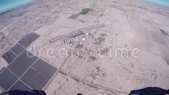 空中跳伞降落在亚利桑那州上空航班晴天极限运动砂视频的预览图