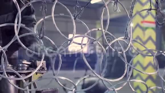 工厂制造金属网的工人的手视频的预览图