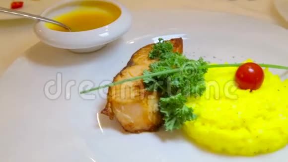 鱼片用米饭配菜炒鱼用酱汁煮米饭和鱼片视频的预览图