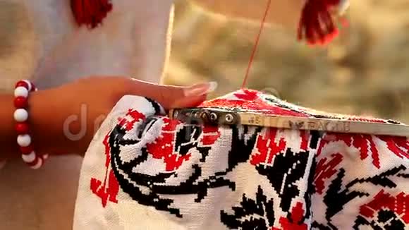 很好的民族传统视频她刺绣装饰视频的预览图