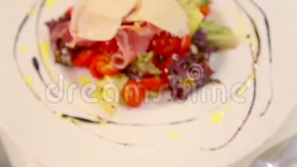 新鲜蔬菜沙拉奶酪和培根生菜西红柿和奶酪视频的预览图